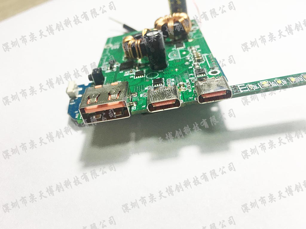 65W+18W  C口最大支持20V 3.25A 兩個(gè)C口同時(shí)支持快充.jpg